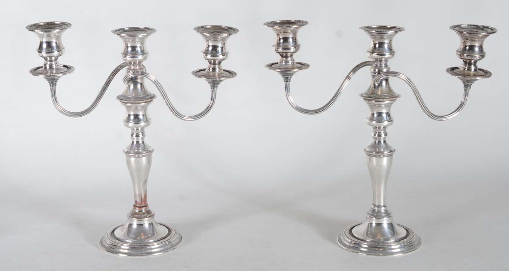 Par de candelabros de metal inglês para 3 velas... Galeria Alphaville