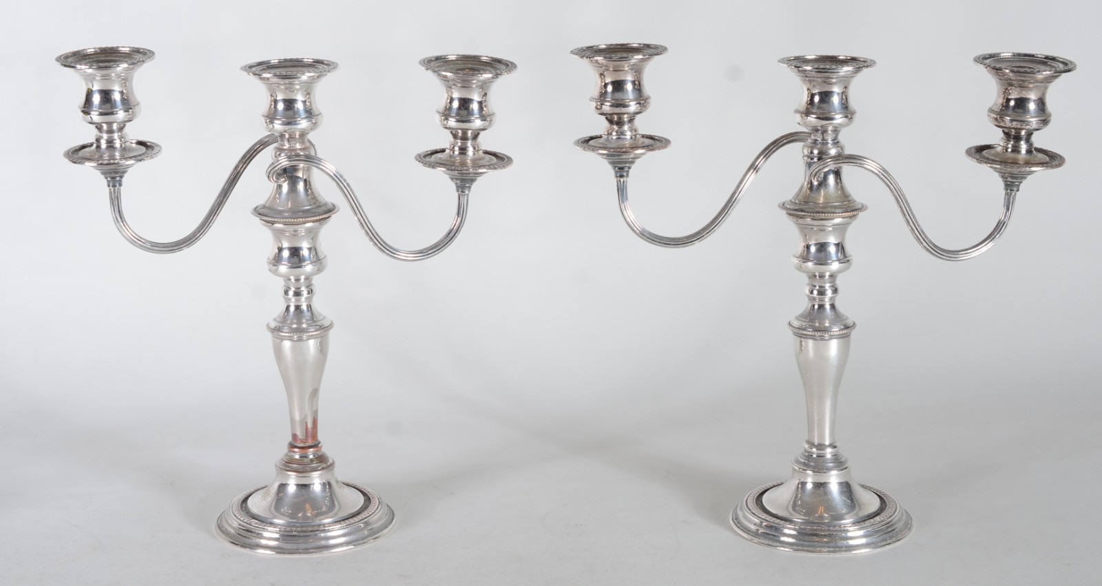 Par de candelabros de metal inglês para 3 velas cada. - foto 1 de 5
