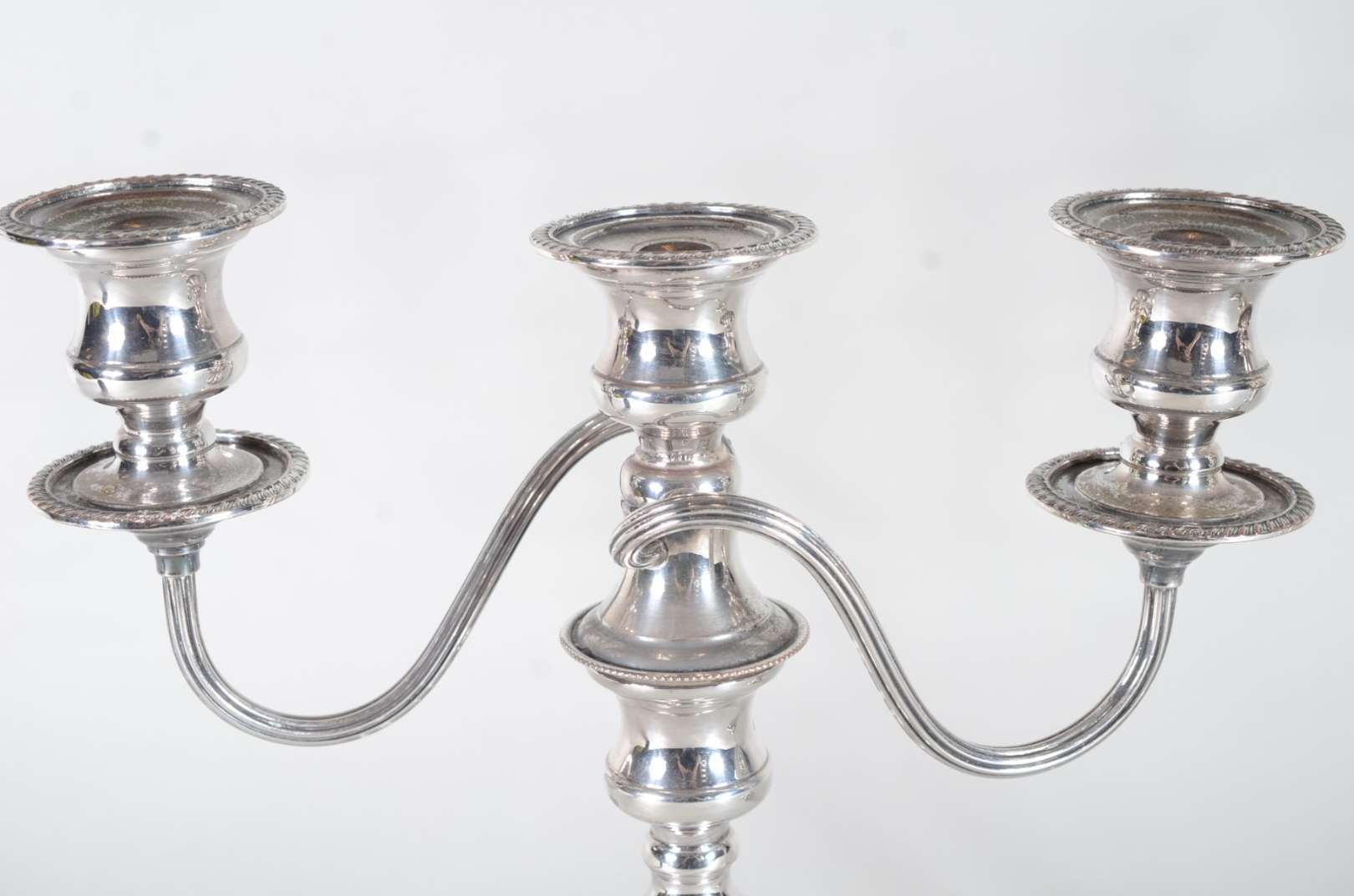 Par de candelabros de metal inglês para 3 velas... Galeria Alphaville