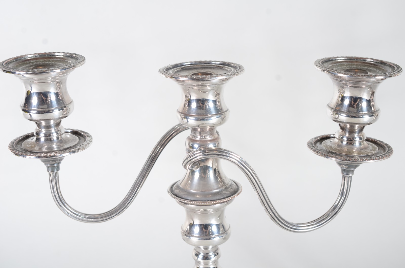 Par de candelabros de metal inglês para 3 velas cada. - foto 2 de 5