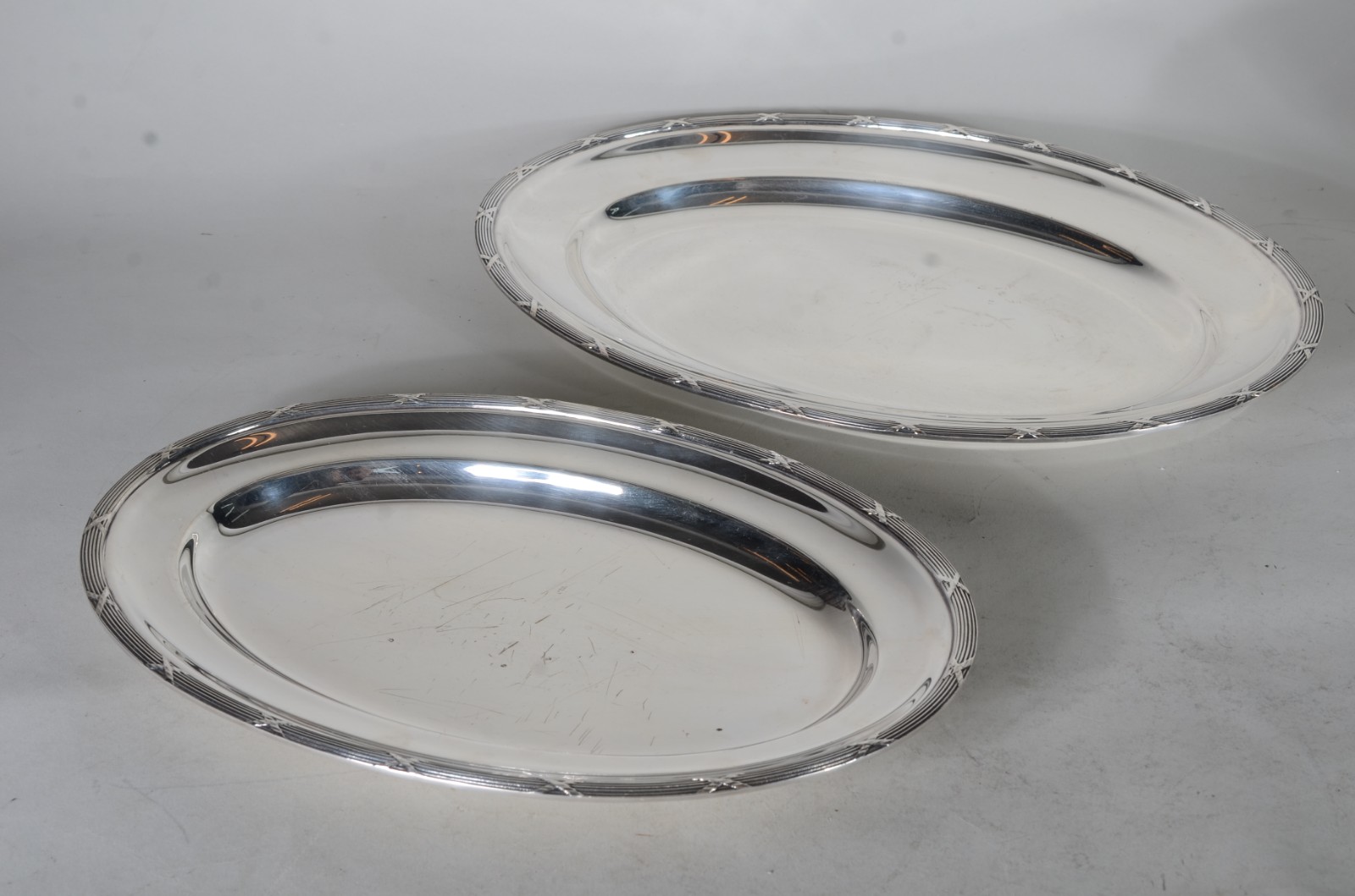 Baixela de jantar de metal prateado, composto de 8 peças. - foto 4 de 10