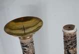 Par de castiçais orientais de pedra esculpida. ... - Par de castiçais orientais de pedra esculpida. Quebrado e colado. Faltando acabamento superior de metal em um deles.