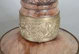 Par de castiçais orientais de pedra esculpida. ... - Par de castiçais orientais de pedra esculpida. Quebrado e colado. Faltando acabamento superior de metal em um deles.
