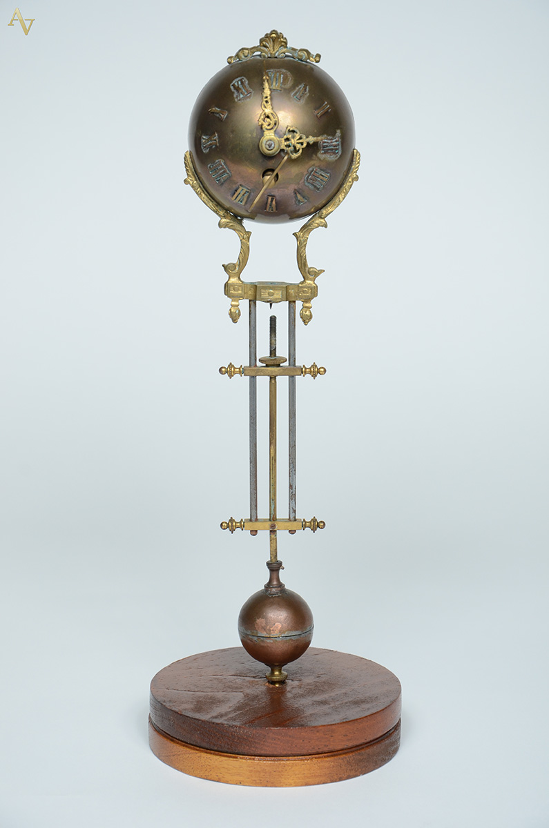 Relógio de bronze com base de madeira. Altura 39 cm.
