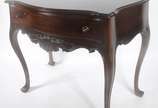 Mesa de encostar de jacarandá, estilo Dom José,... - Mesa de encostar de jacarandá, estilo Dom José, uma gaveta, saia com entalhes, pernas ligeiramente arqueadas. Pequenos defeitos na madeira.