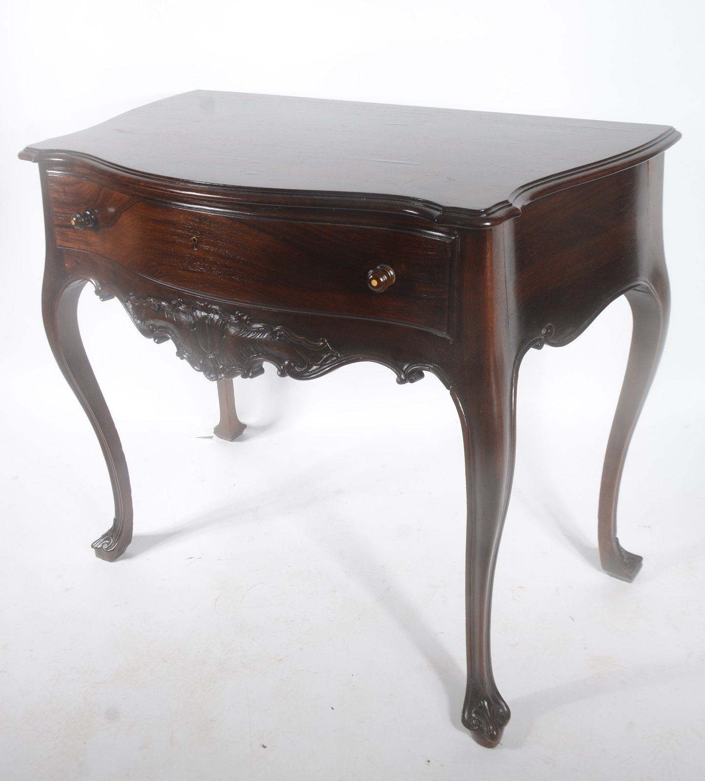 Mesa de encostar de jacarandá, estilo Dom José, uma gaveta, saia com... - foto 1 de 6