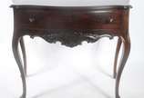 Mesa de encostar de jacarandá, estilo Dom José,... - Mesa de encostar de jacarandá, estilo Dom José, uma gaveta, saia com entalhes, pernas ligeiramente arqueadas. Pequenos defeitos na madeira.