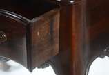 Mesa de encostar de jacarandá, estilo Dom José,... - Mesa de encostar de jacarandá, estilo Dom José, uma gaveta, saia com entalhes, pernas ligeiramente arqueadas. Pequenos defeitos na madeira.