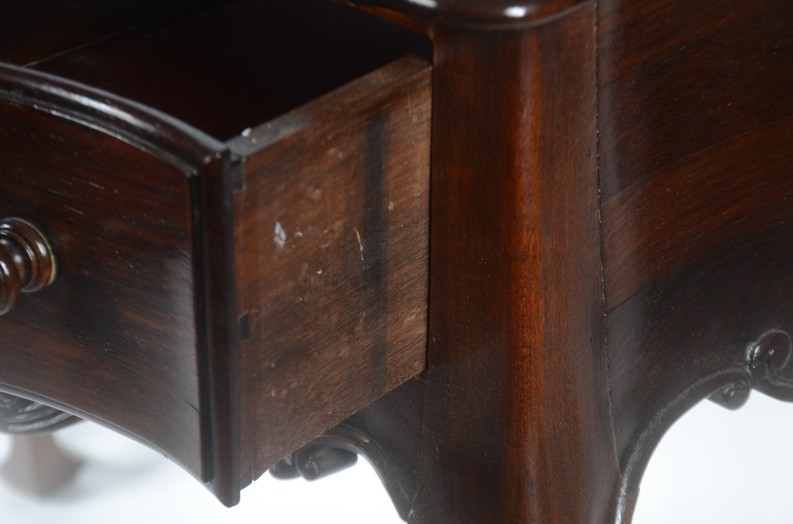 Mesa de encostar de jacarandá, estilo Dom José, uma gaveta, saia com... - foto 4 de 6