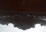 Mesa de encostar de jacarandá, estilo Dom José,... - Mesa de encostar de jacarandá, estilo Dom José, uma gaveta, saia com entalhes, pernas ligeiramente arqueadas. Pequenos defeitos na madeira.