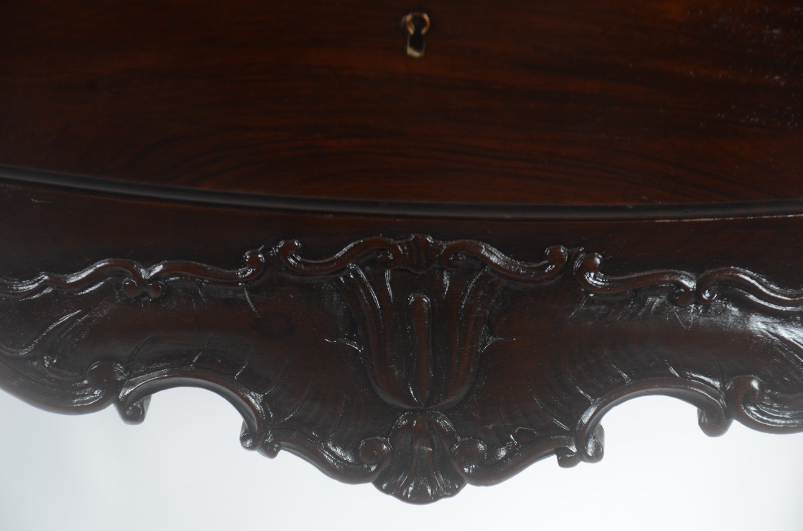 Mesa de encostar de jacarandá, estilo Dom José, uma gaveta, saia com... - foto 5 de 6