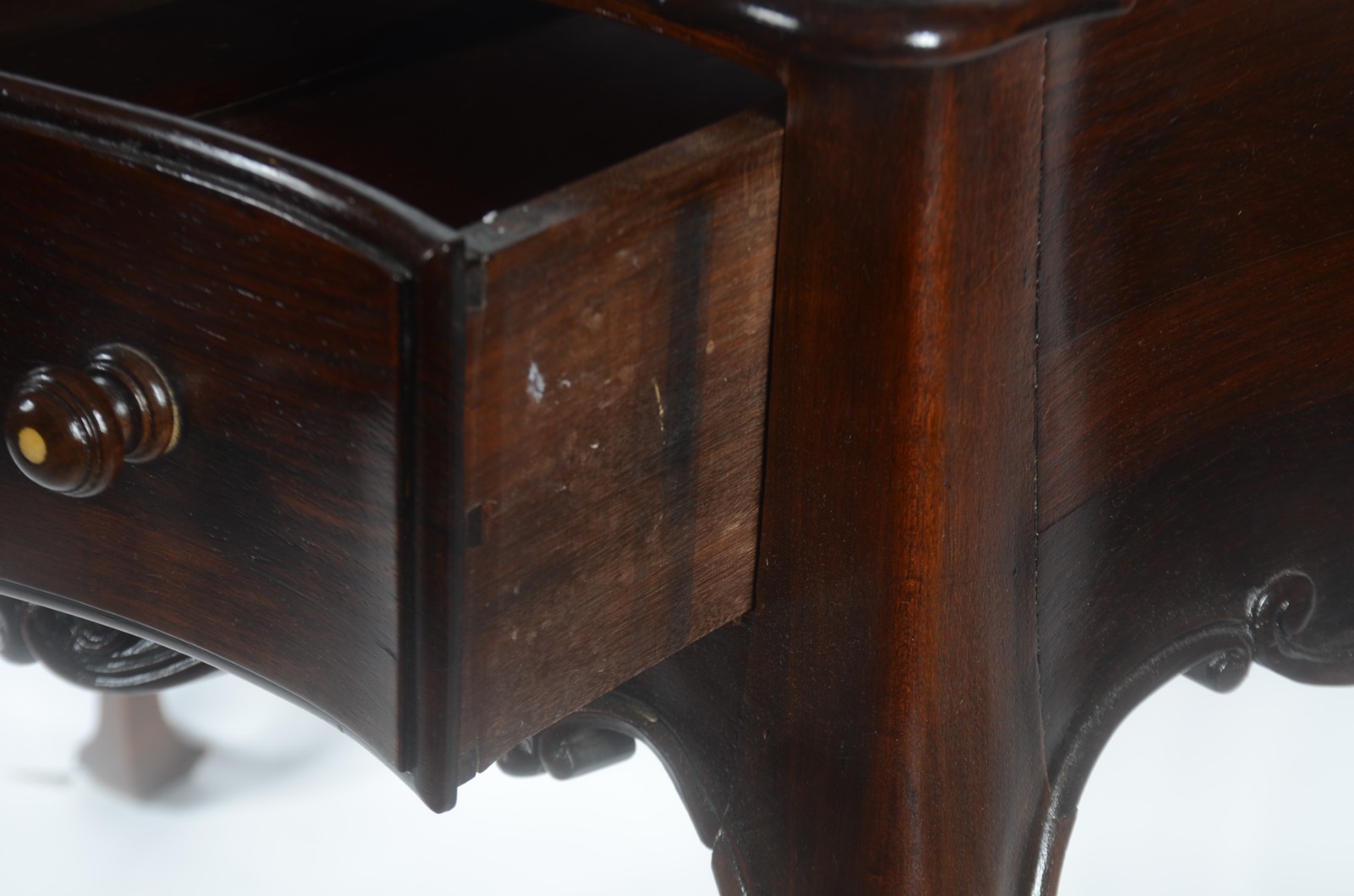 Mesa de encostar de jacarandá, estilo Dom José, uma gaveta, saia com... - foto 6 de 6