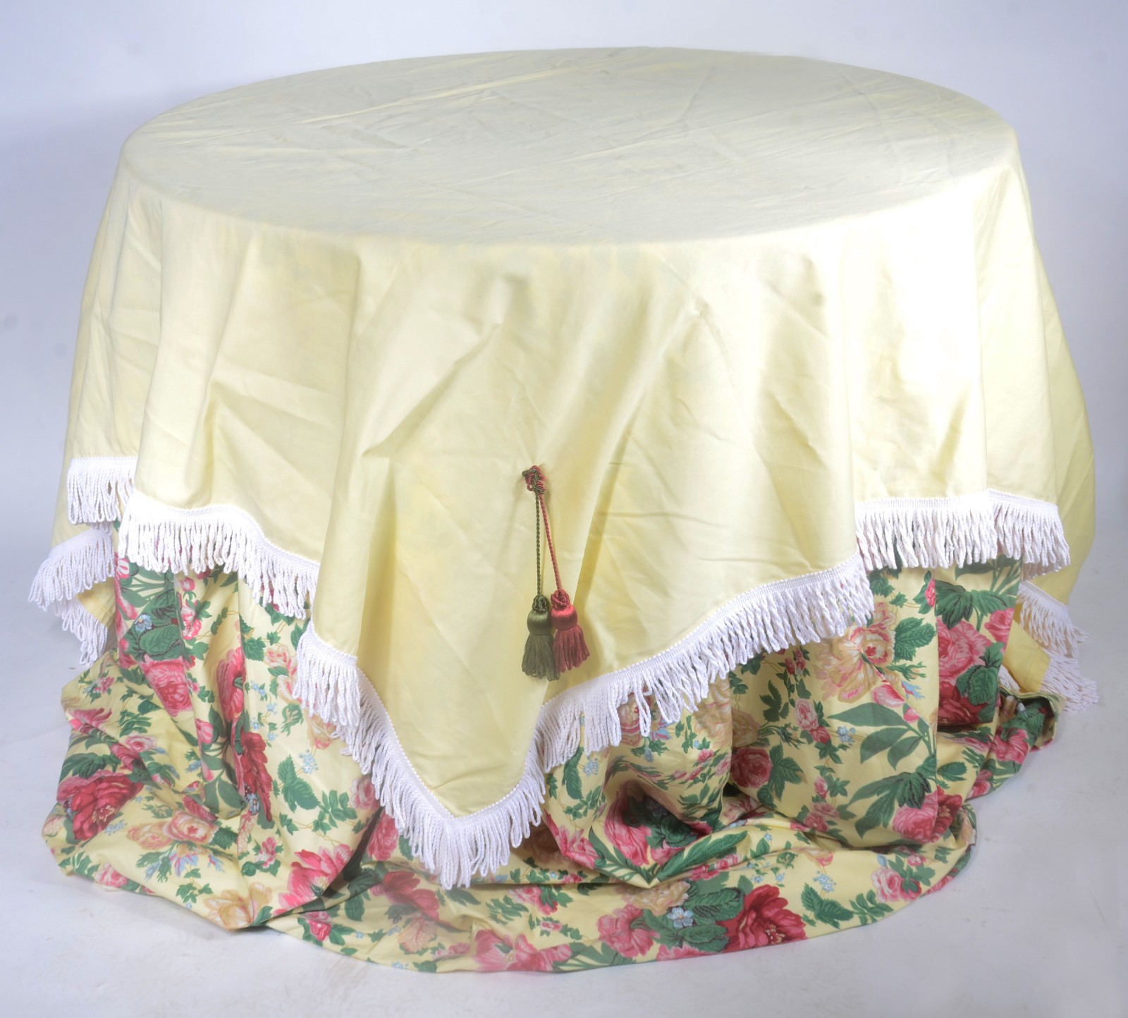 Toalha de mesa composta de duas partes, sendo a de baixo floral e a... - foto 1 de 11