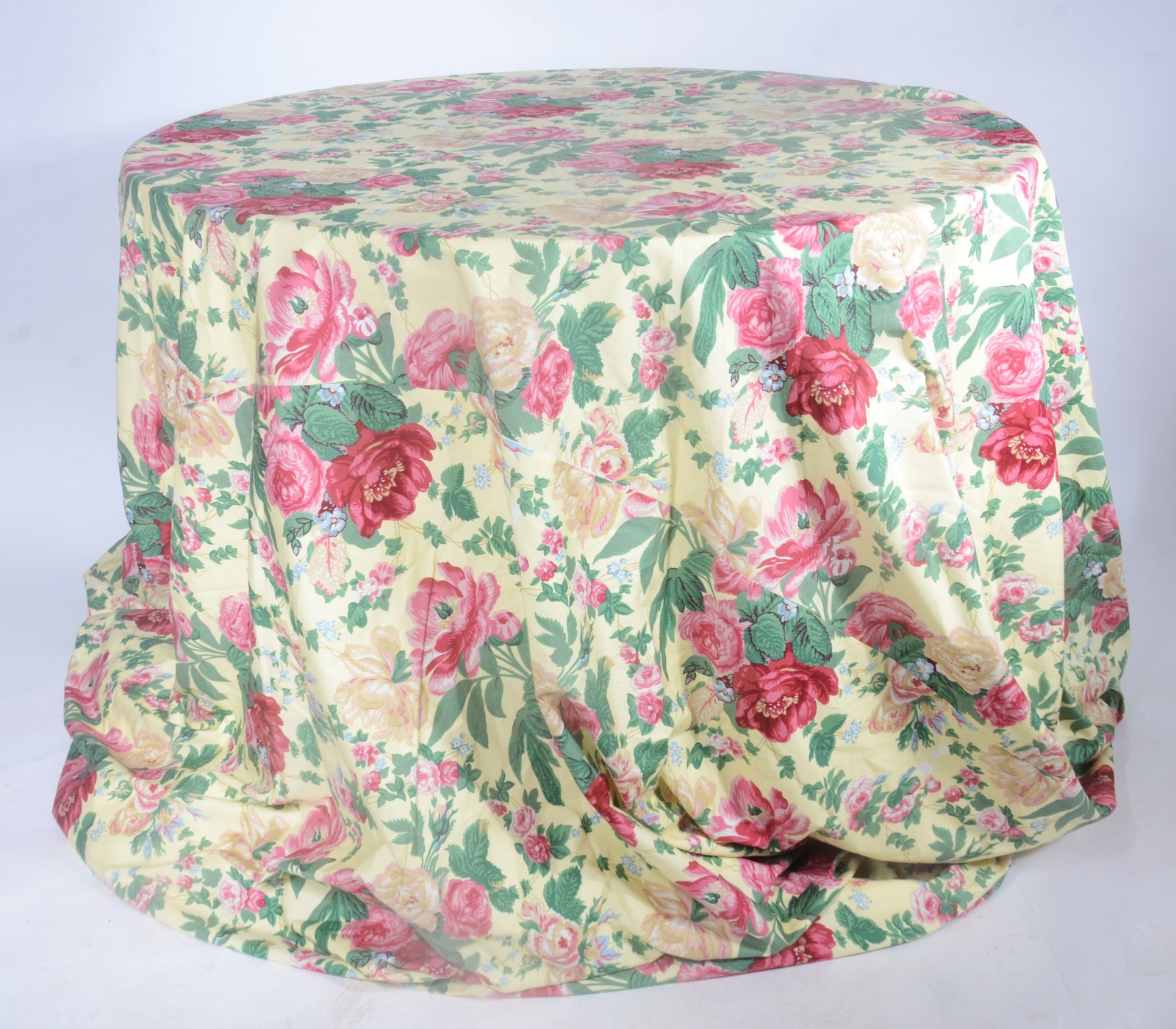 Toalha de mesa composta de duas partes, sendo a de baixo floral e a... - foto 6 de 11