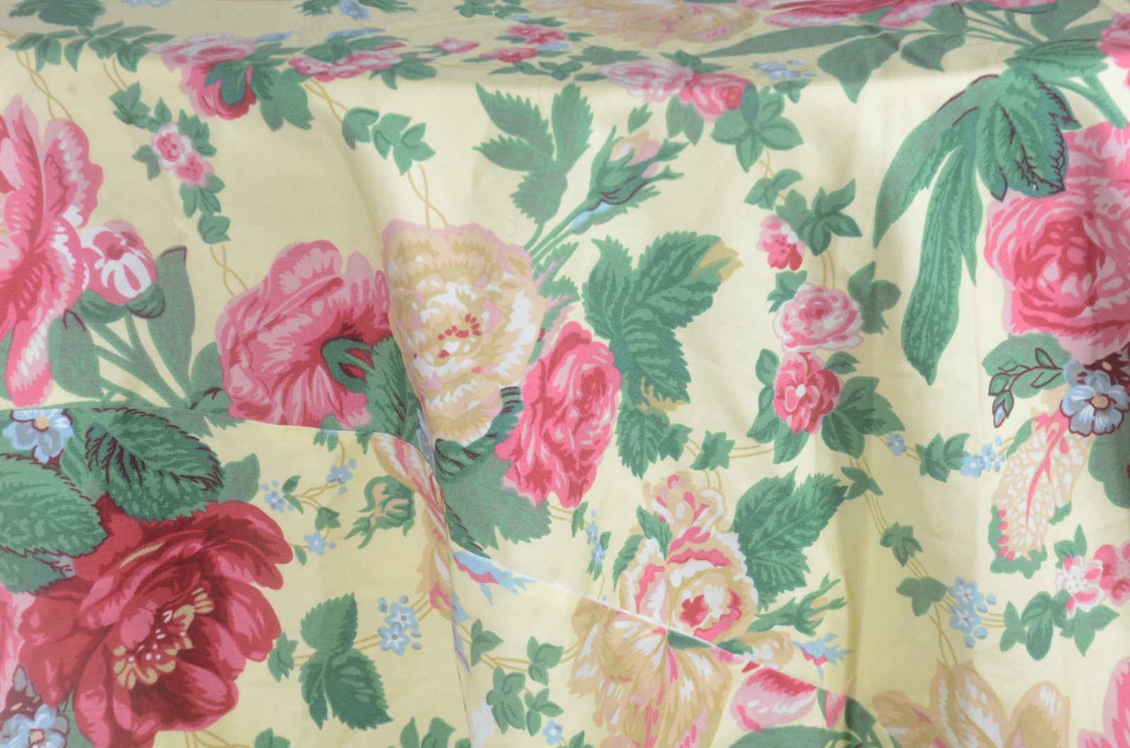 Toalha de mesa composta de duas partes, sendo a de baixo floral e a... - foto 7 de 11