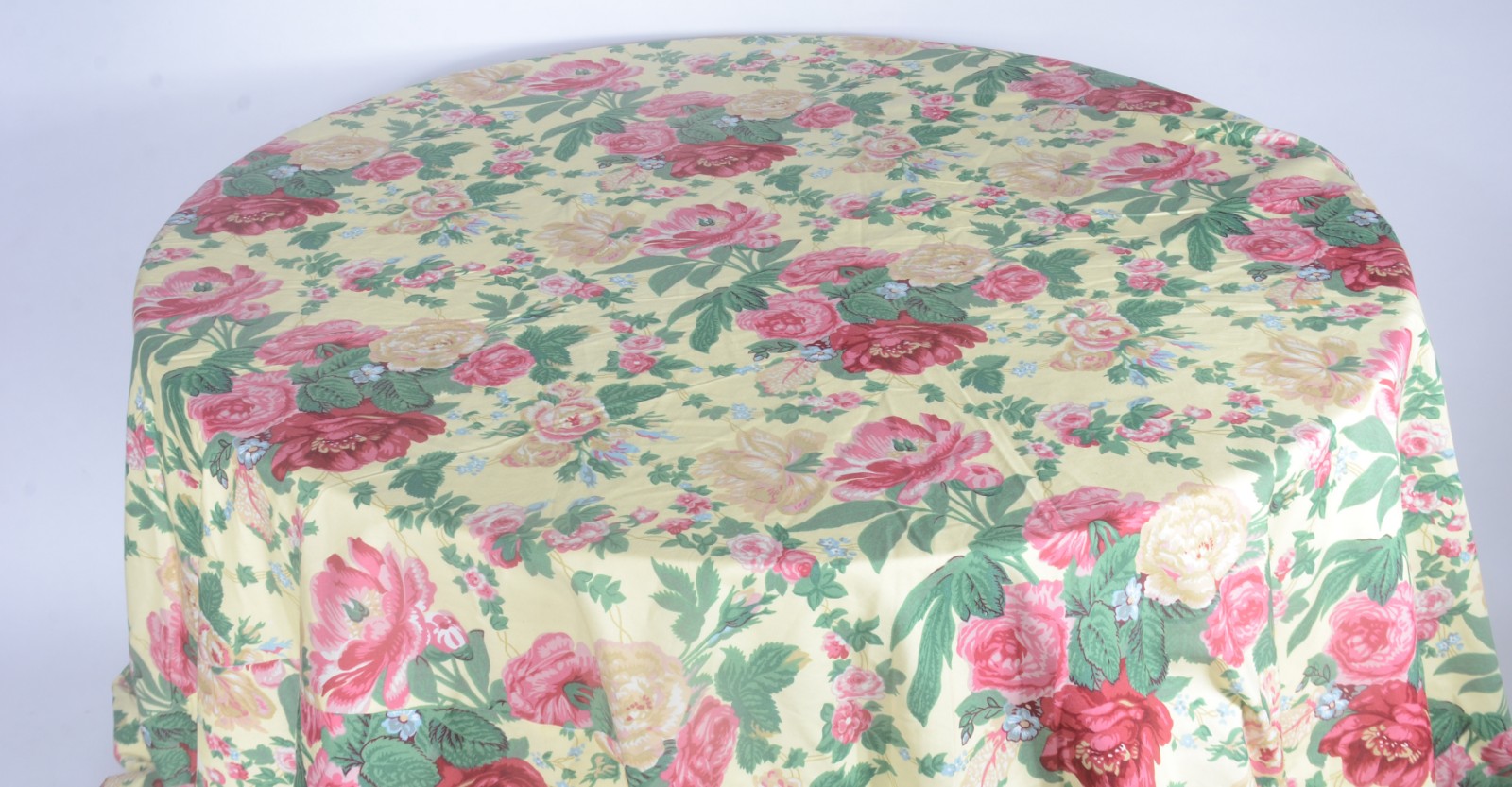 Toalha de mesa composta de duas partes, sendo a de baixo floral e a... - foto 8 de 11