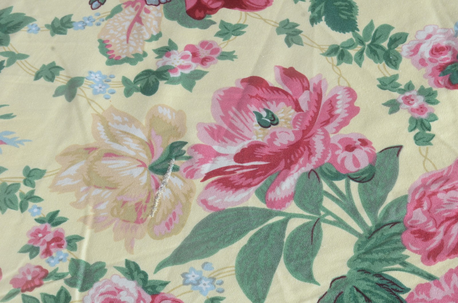 Toalha de mesa composta de duas partes, sendo a de baixo floral e a... - foto 9 de 11