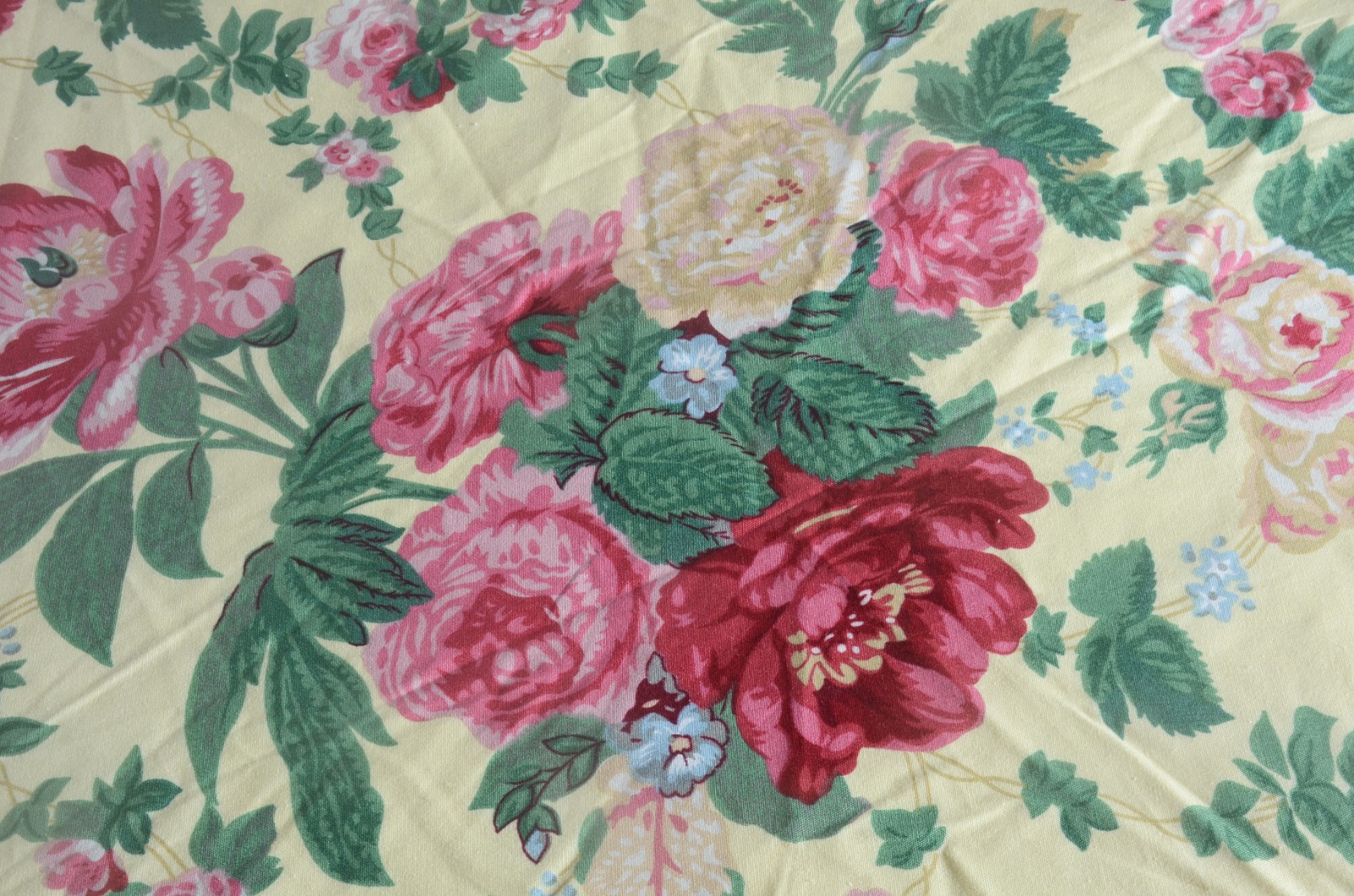 Toalha de mesa composta de duas partes, sendo a de baixo floral e a... - foto 11 de 11