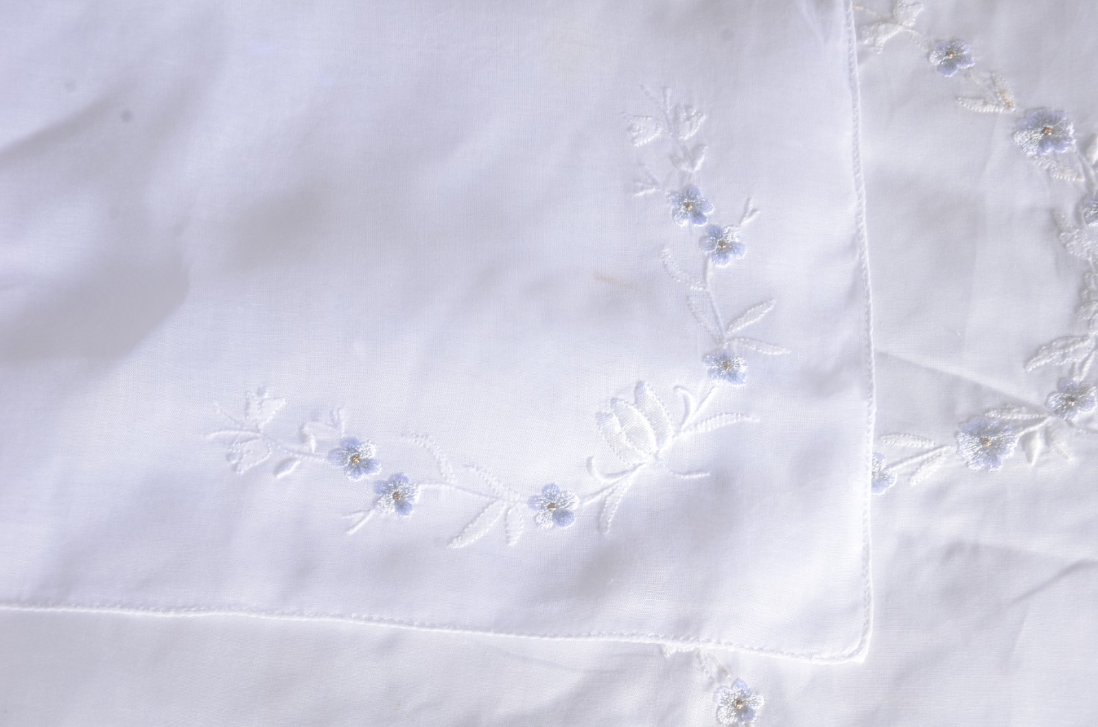 Toalha de mesa de organza com flores bordada. Acompanham 12... - foto 5 de 9
