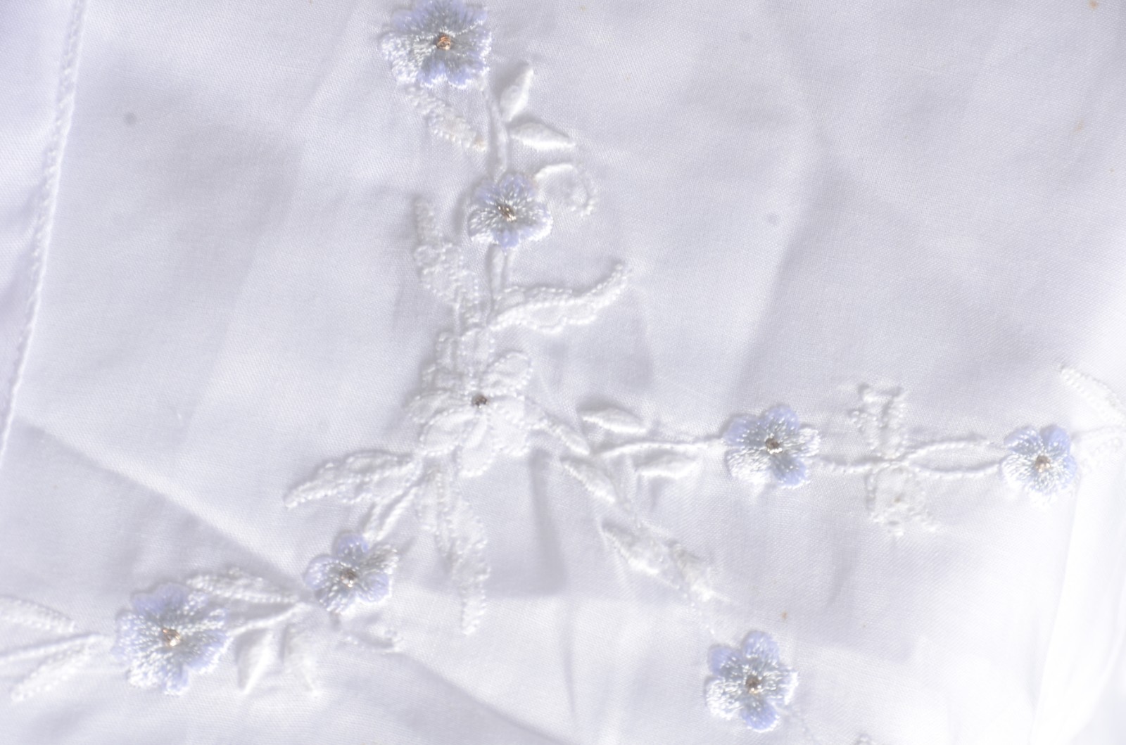 Toalha de mesa de organza com flores bordada. Acompanham 12... - foto 6 de 9