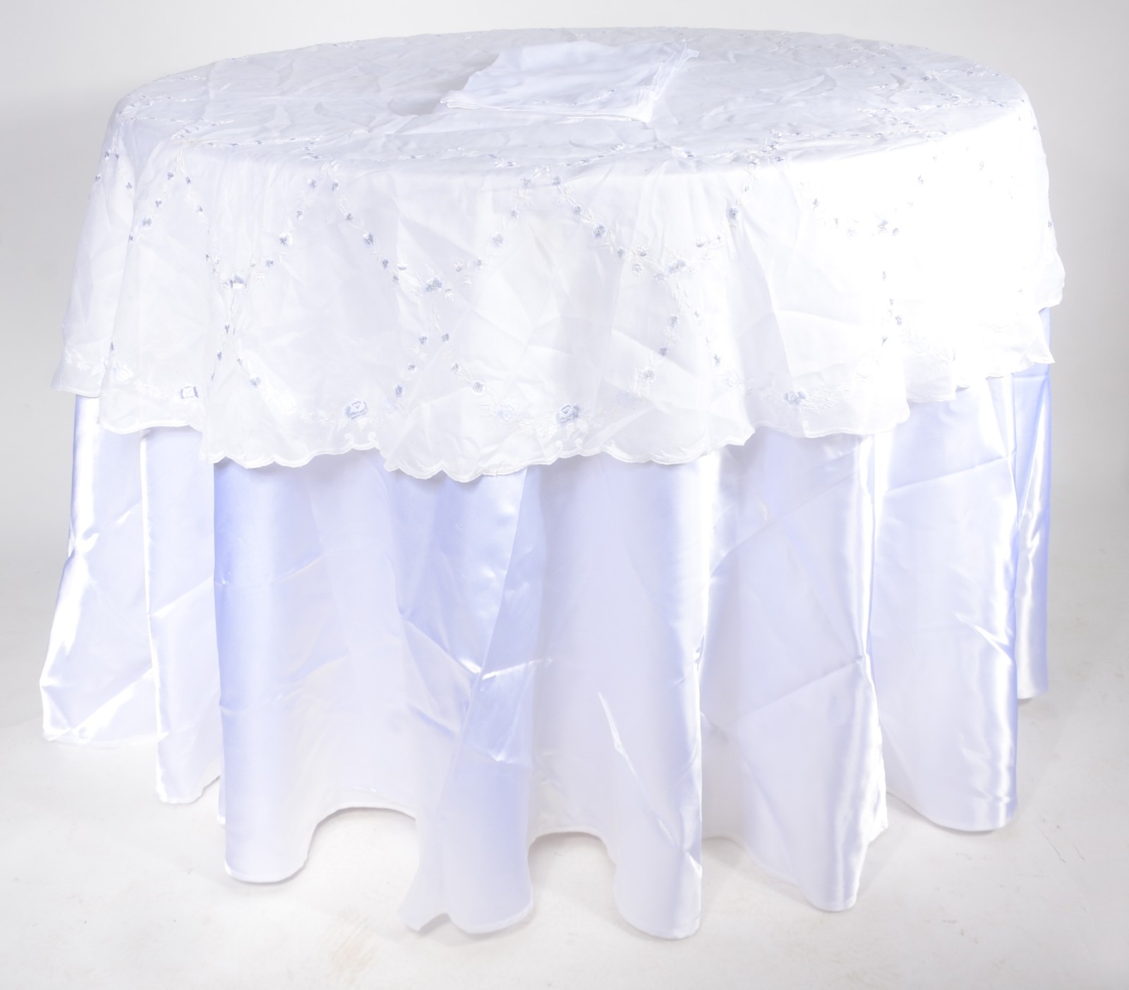 Toalha de mesa na cor branca com bordados. - foto 1 de 10