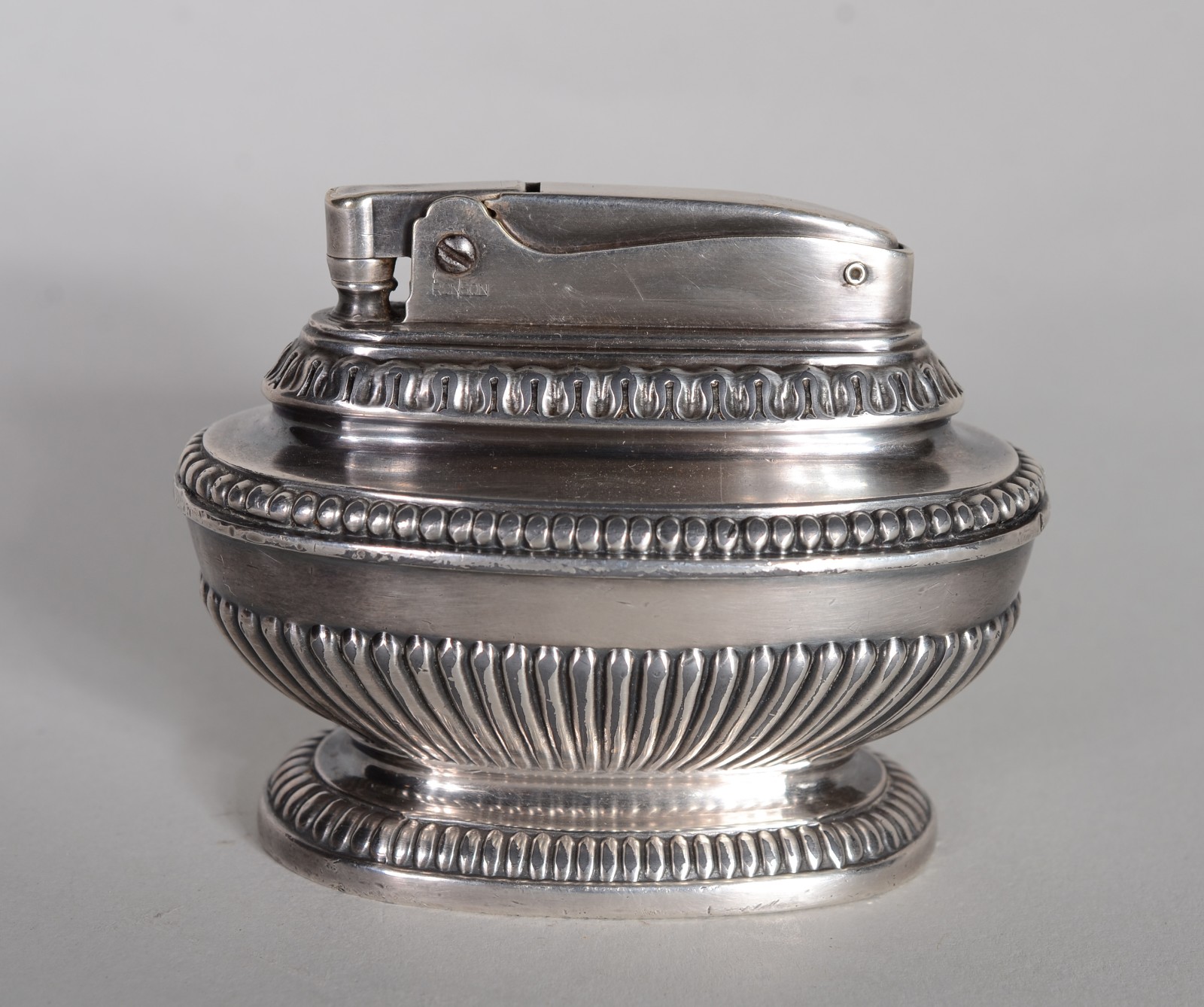 Isqueiro de metal prateado Ronson "Queen Anne". - foto 1 de 7