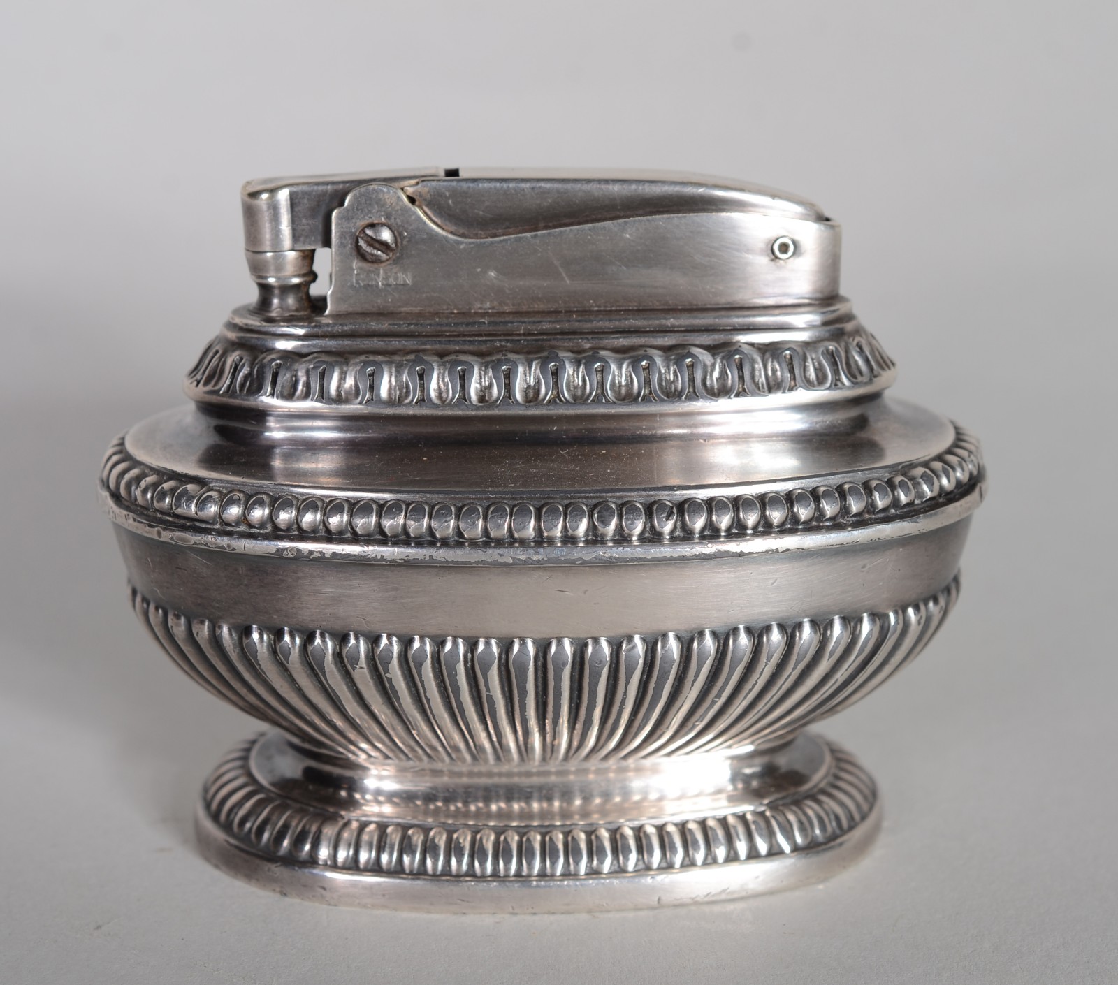 Isqueiro de metal prateado Ronson "Queen Anne". - foto 3 de 7