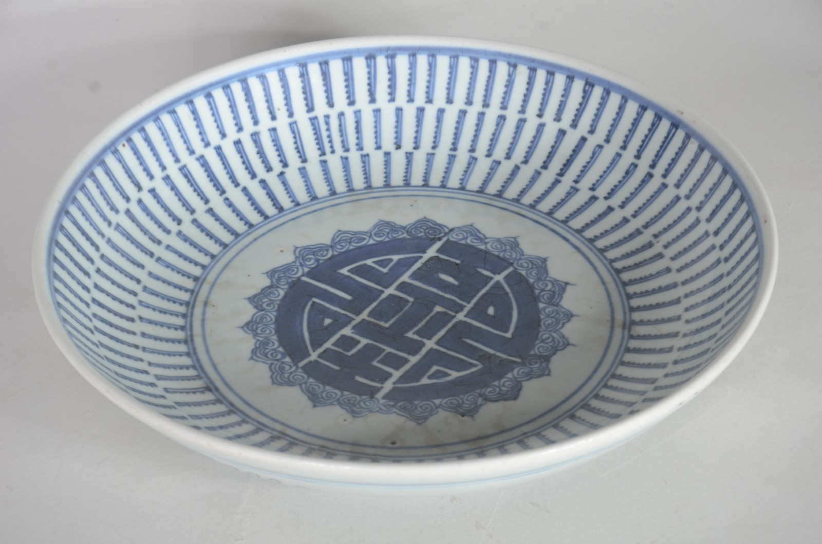 Prato de porcelana oriental em tons de azul e branco. - foto 1 de 6