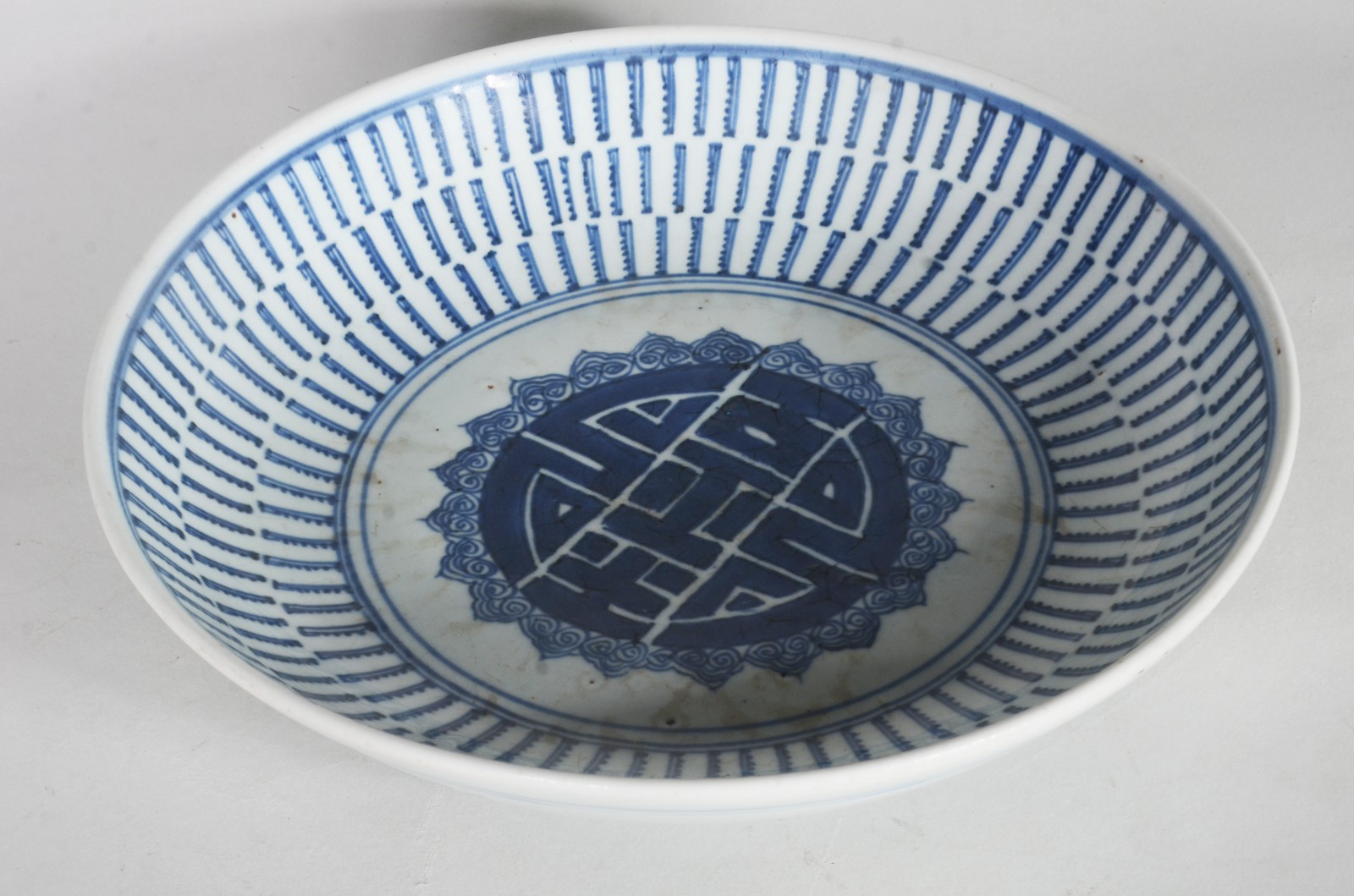 Prato de porcelana oriental em tons de azul e branco. - foto 2 de 6