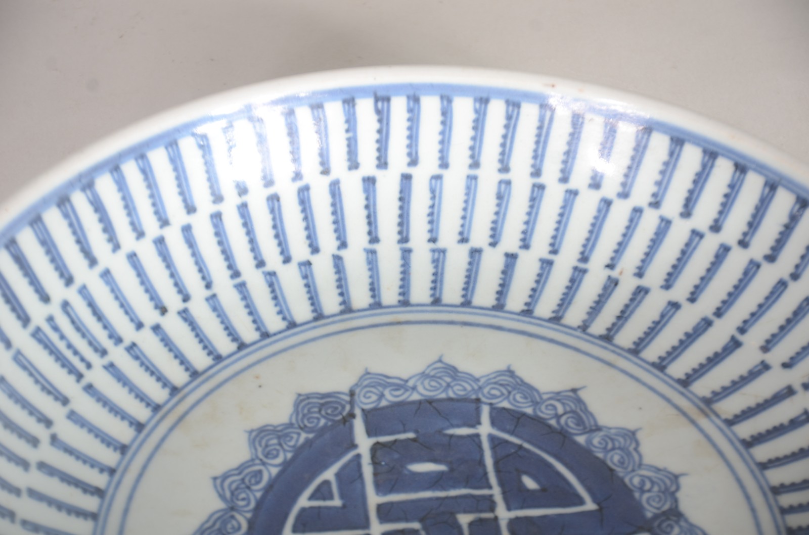 Prato de porcelana oriental em tons de azul e branco. - foto 4 de 6