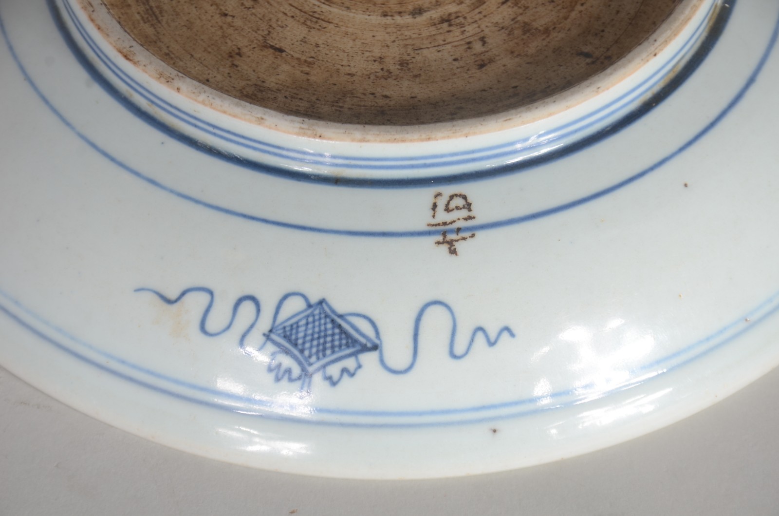 Prato de porcelana oriental em tons de azul e branco. - foto 5 de 6