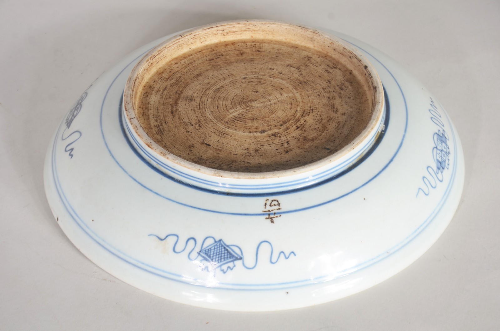 Prato de porcelana oriental em tons de azul e branco. - foto 6 de 6