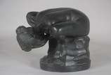 Gilberto Mandarino (1933),  - Escultura de bronze representando figura feminina agachada, assinada.