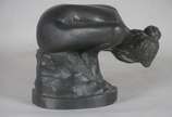 Gilberto Mandarino (1933),  - Escultura de bronze representando figura feminina agachada, assinada.
