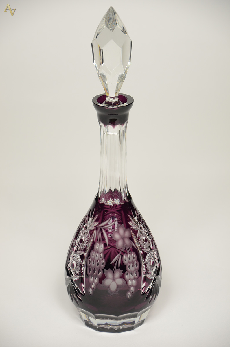 Garrafa de cristal na cor lilás. Altura 41 cm.