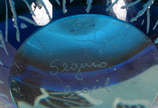 Vaso  decorativo de vidro degrade azul , decora... - Vaso  decorativo de vidro degrade azul , decoração floral em relevo . Assinado.


