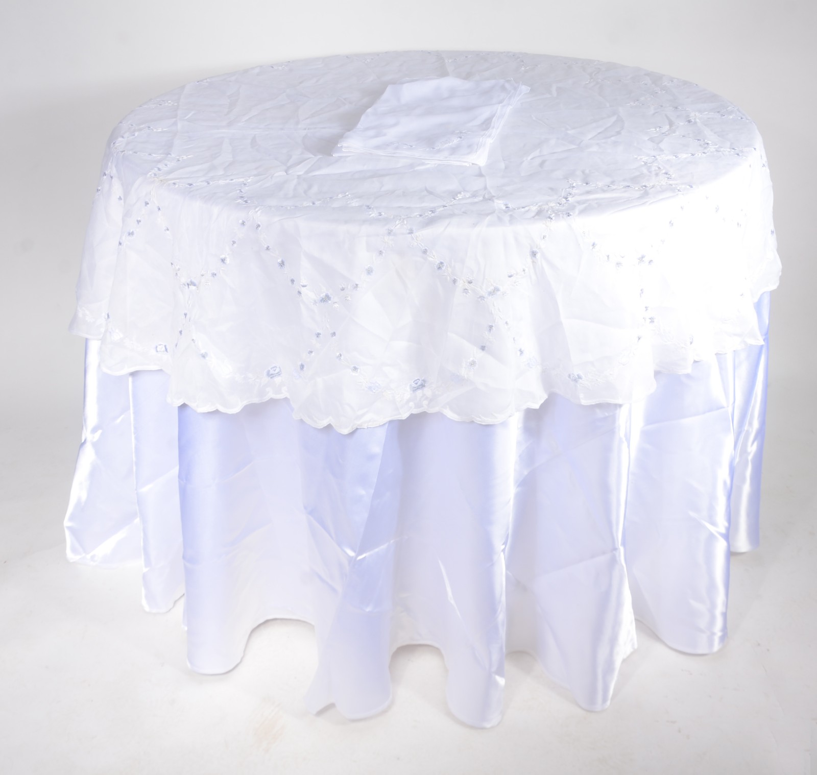 Toalha de mesa de organza com flores bordadas. - foto 1 de 9