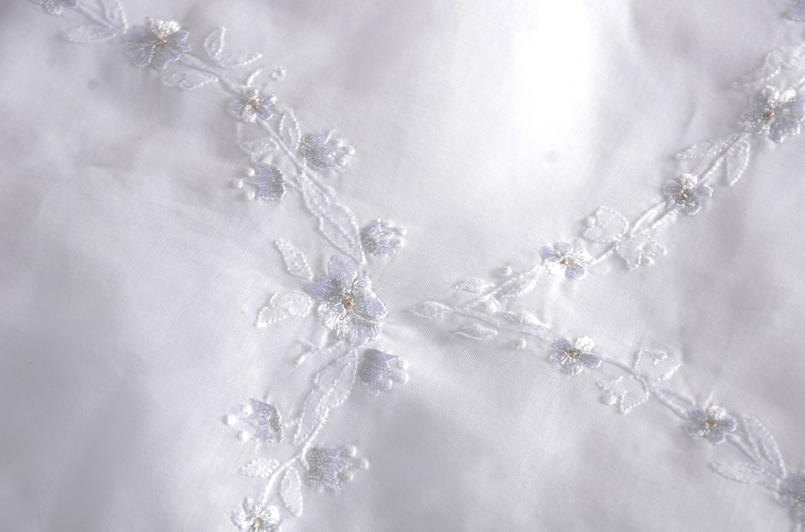 Toalha de mesa de organza com flores bordadas. - foto 5 de 9