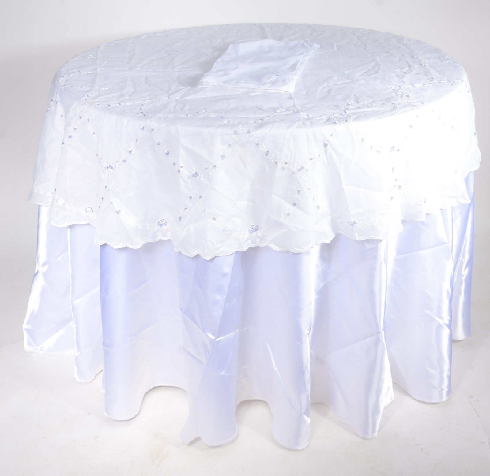 Toalha de mesa em organza ricamente bordada com flores e fios... - foto 1 de 9