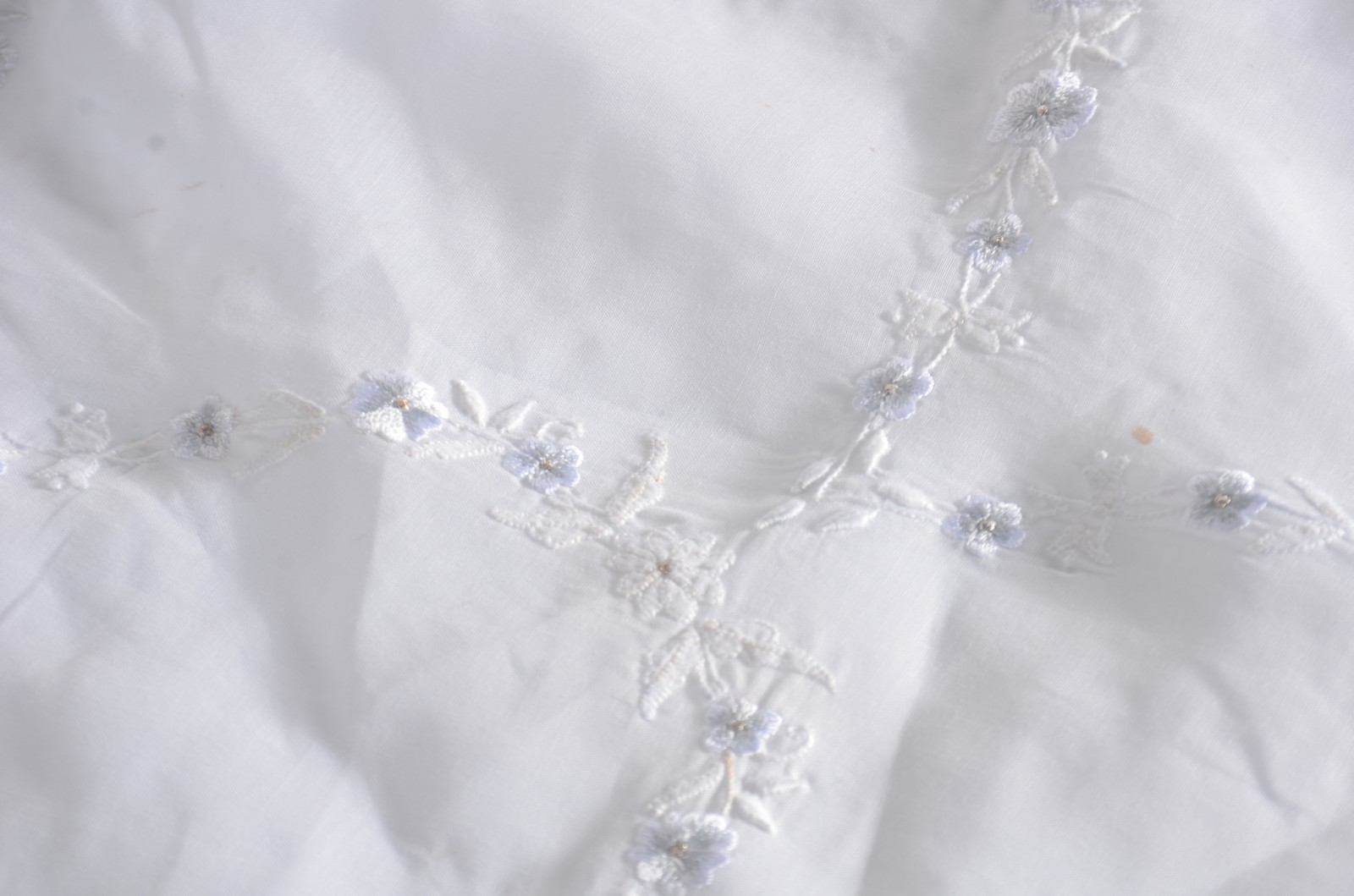 Toalha de mesa em organza ricamente bordada com flores e fios... - foto 3 de 9