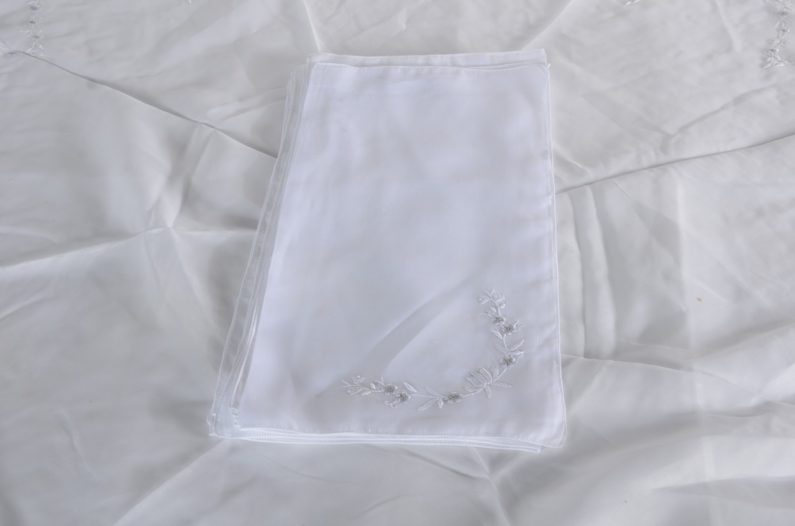 Toalha de mesa em organza ricamente bordada com flores e fios... - foto 4 de 9