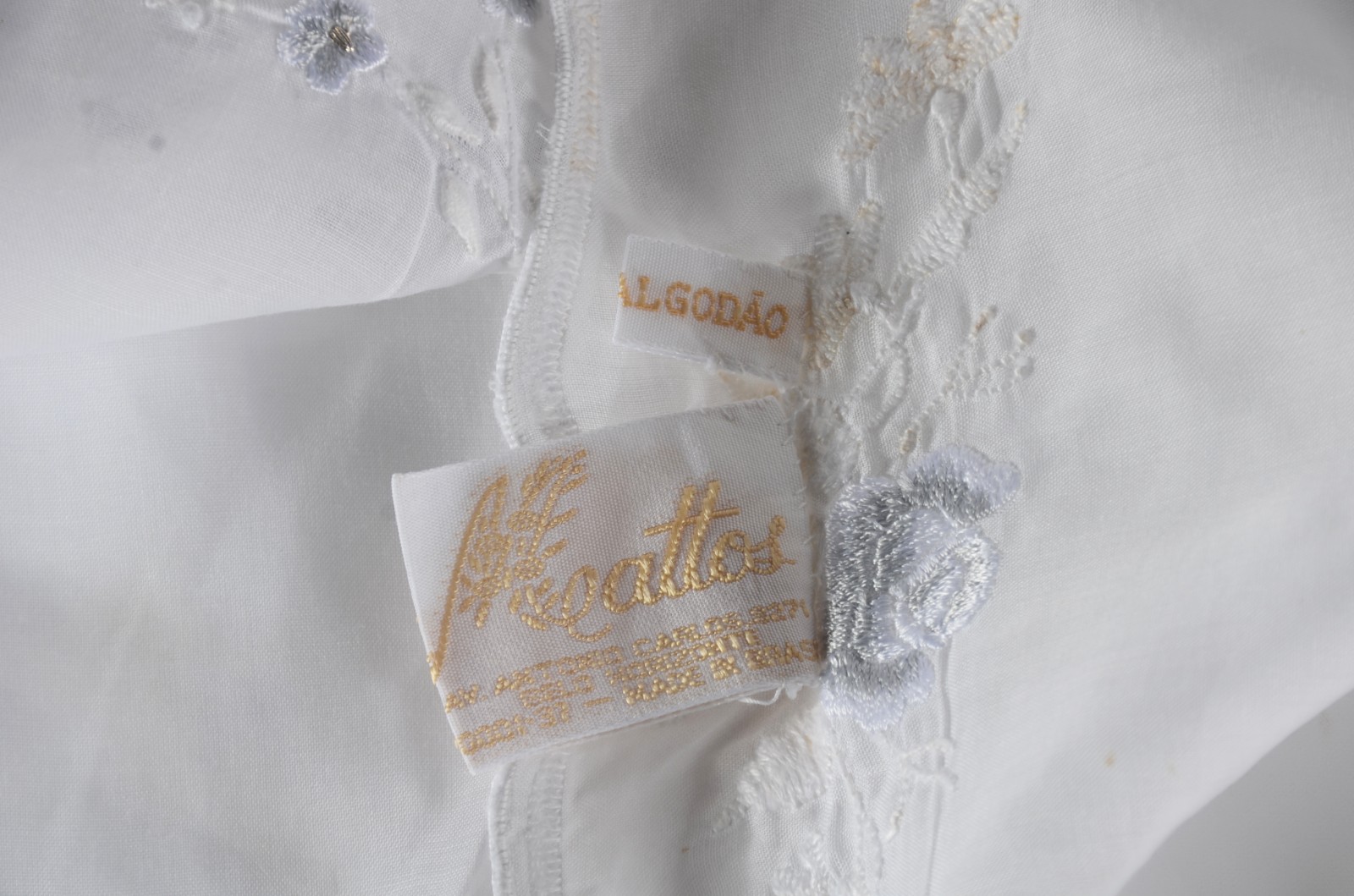 Toalha de mesa em organza ricamente bordada com flores e fios... - foto 6 de 9