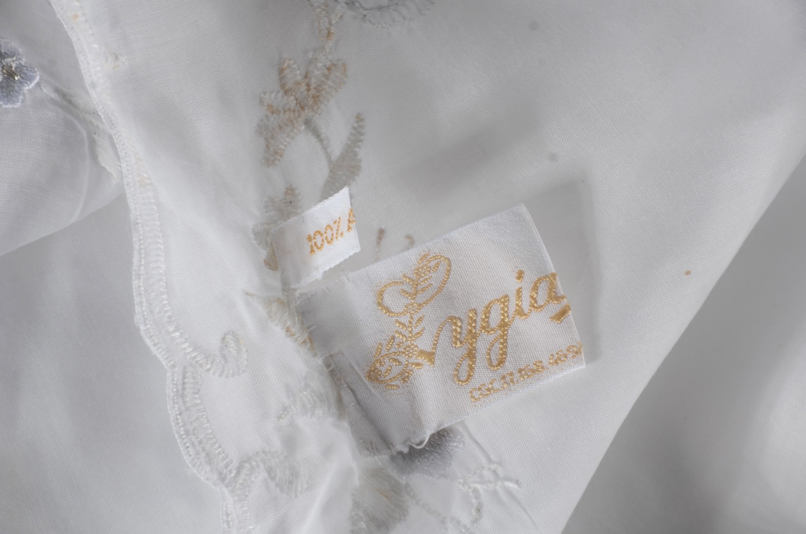 Toalha de mesa em organza ricamente bordada com flores e fios... - foto 8 de 9