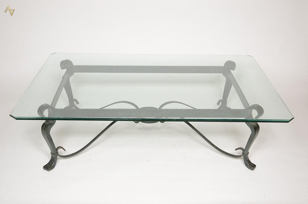 Mesa de centro com vidro. Medidas 1,40 x 0,95 m e altura 0,39 m.