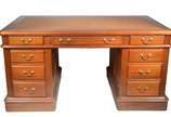 Escrivaninha estilo ingles de madeira nobre, qu... - Escrivaninha estilo ingles de madeira nobre, quatro gavetas nas laterais e uma central, puxadores de metal dourado, tampo de couro pirogravado.
