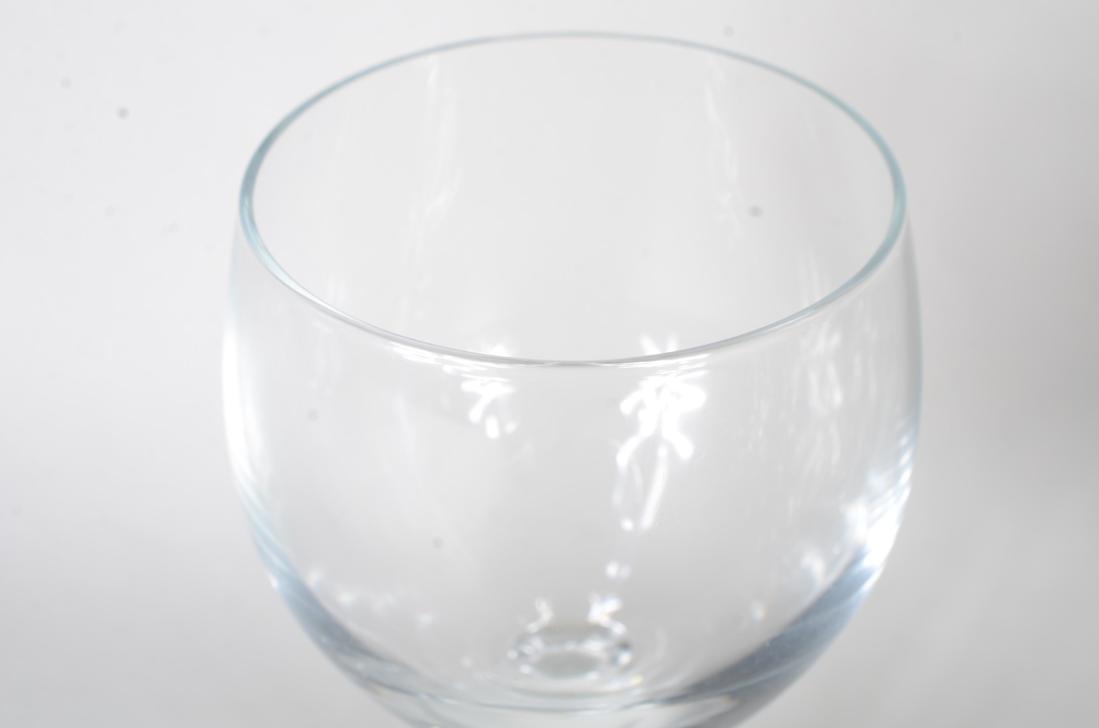 Conjunto com 12 taças para vinho em demi cristal. - foto 3 de 4