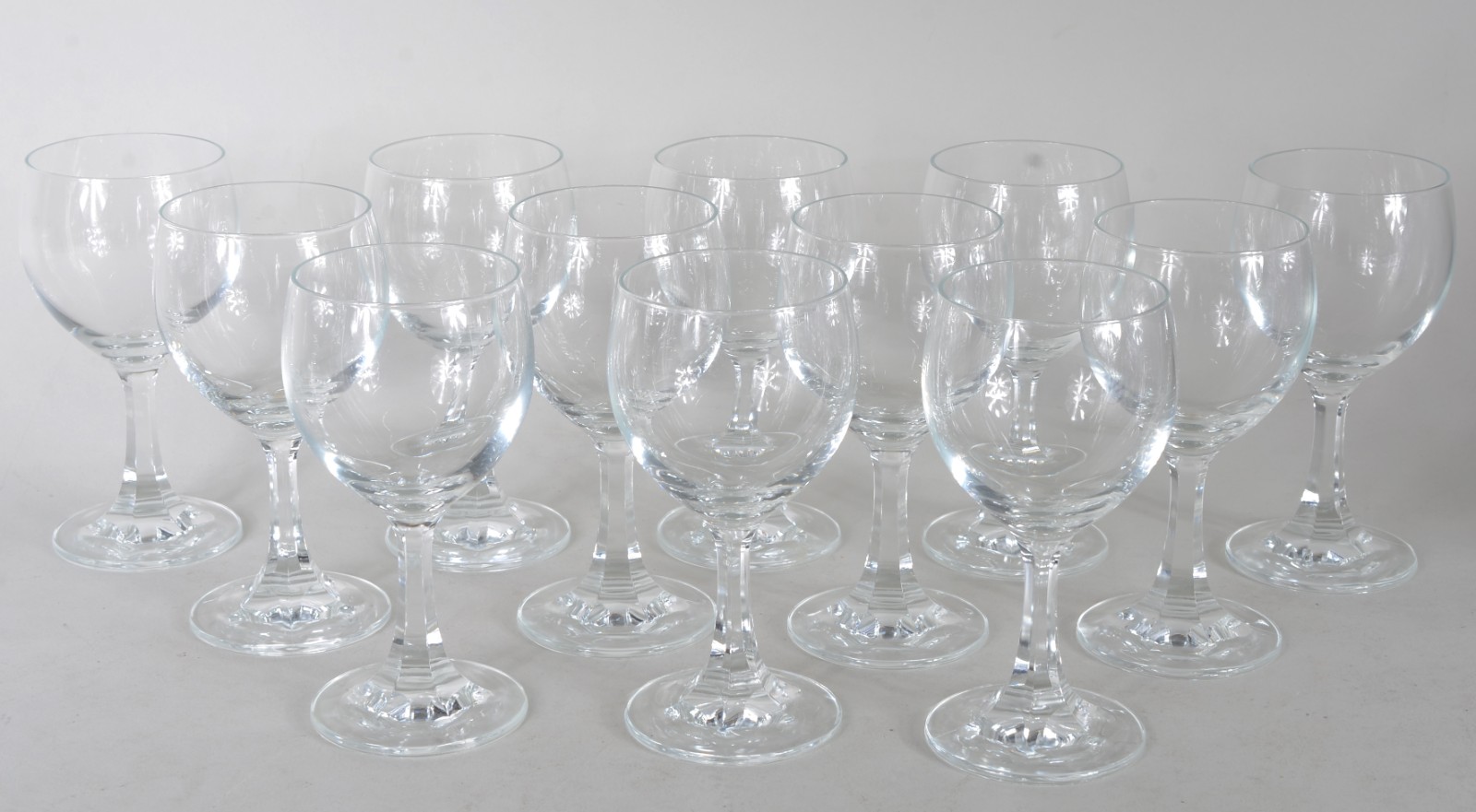 Conjunto com 12 taças para vinho em demi cristal. - foto 1 de 4