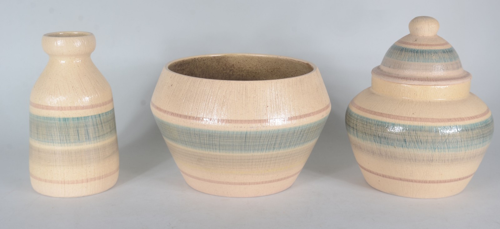 Três peças de cerâmica decorativa, sendo: potiche, bowl e garrafa. - foto 1 de 8