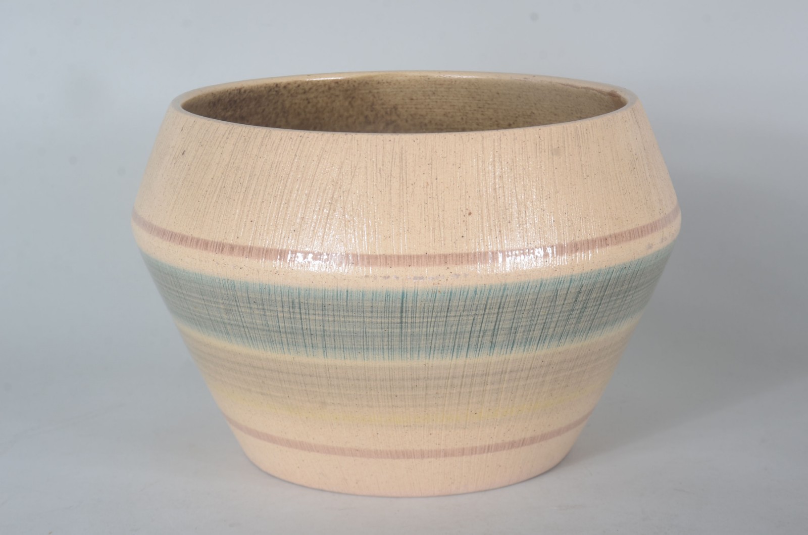 Três peças de cerâmica decorativa, sendo: potiche, bowl e garrafa. - foto 2 de 8