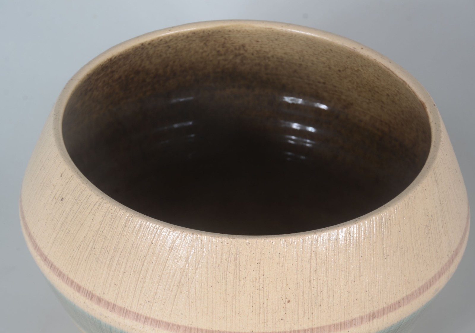 Três peças de cerâmica decorativa, sendo: potiche, bowl e garrafa. - foto 3 de 8